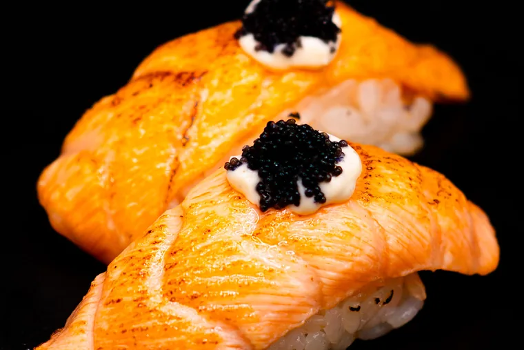 Salmón flambeado con mayonesa trufada y tobiko negro