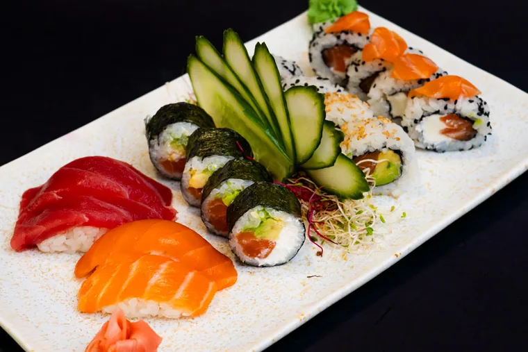 Surtido Nalai con nigiris, makis y rolls sobre fondo negro