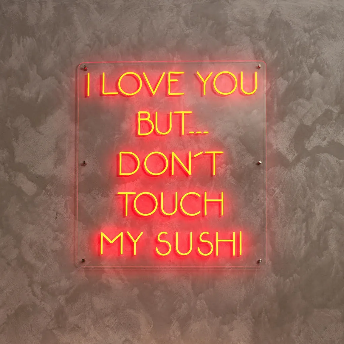 Leuchtschrift an der Wand des Restaurants: I love you but… don’t touch my sushi